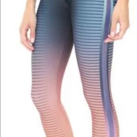 LIVE! Ultimate Top & Legging Set - Picture 4 of 6